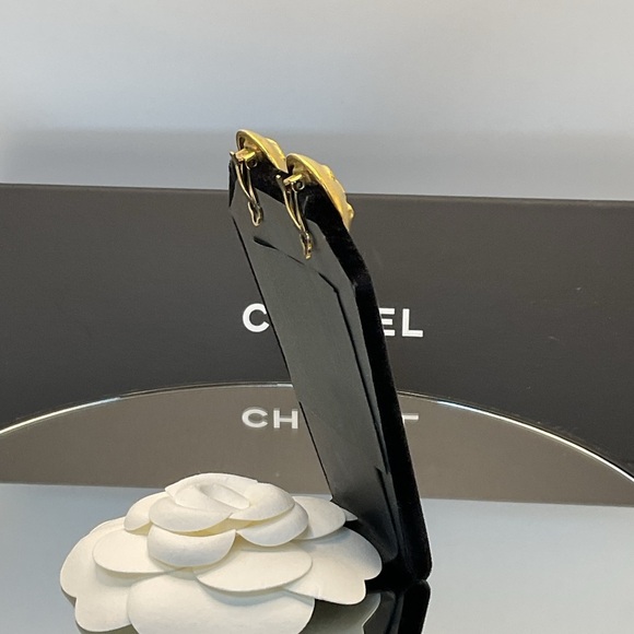 CHANEL Gold Iconic CC Logo Earrings - Picture 13 of 16